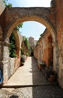 Le monastère d'Agia Triada en Crète. L'arcade de la chapelle. Cliquer pour agrandir l'image dans Adobe Stock (nouvel onglet).