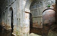 La cité antique d'Aptera en Crète. La citerne à trois nefs. Cliquer pour agrandir l'image dans Adobe Stock (nouvel onglet).