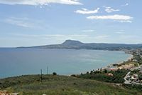 Le village de Souda en Crète. La côte de l'Apokoronas vue depuis la forteresse ottomane d'Itzeddin. Cliquer pour agrandir l'image dans Adobe Stock (nouvel onglet).