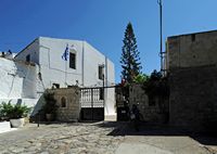 Le village de Thrapsano en Crète. Entrée ouest du monastère d'Agarathos. Cliquer pour agrandir l'image dans Adobe Stock (nouvel onglet).