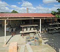 Le village de Thrapsano en Crète. Atelier de poterie à Thrapsano. Cliquer pour agrandir l'image dans Adobe Stock (nouvel onglet).