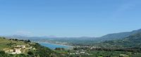 Le village de Vamos en Crète. Georgioupoli et le golfe de l'Almyros vus depuis Exopoli. Cliquer pour agrandir l'image dans Adobe Stock (nouvel onglet).