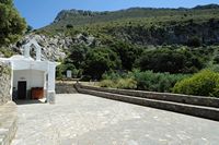 Le village de Vamos en Crète. La chapelle Saint-Georges près de la casemate allemande de Kokkino Chorio. Cliquer pour agrandir l'image dans Adobe Stock (nouvel onglet).