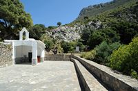 Le village de Vamos en Crète. La chapelle Saint-Georges près de la casemate allemande de Kokkino Chorio. Cliquer pour agrandir l'image dans Adobe Stock (nouvel onglet).