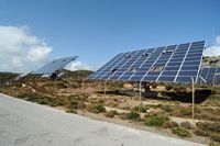 Le village de Zakros en Crète. Centrale solaire à Sitanos. Cliquer pour agrandir l'image dans Adobe Stock (nouvel onglet).