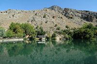 Le village de Zaros en Crète. Le lac de Votomos. Cliquer pour agrandir l'image dans Adobe Stock (nouvel onglet).