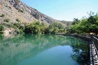 Le village de Zaros en Crète. Le lac de Votomos. Cliquer pour agrandir l'image dans Adobe Stock (nouvel onglet).