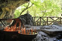 La ville d’Agia Fotini en Crète. La grotte Saint-Antoine à Patsos. Cliquer pour agrandir l'image dans Adobe Stock (nouvel onglet).