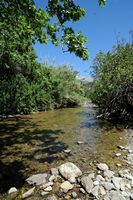 La ville d’Agia Fotini en Crète. Le fleuve Platys en amont du pont de Manouras. Cliquer pour agrandir l'image dans Adobe Stock (nouvel onglet).
