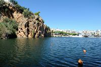 La ville d’Agios Nikolaos en Crète. Falaise du lac Voulisméni. Cliquer pour agrandir l'image dans Adobe Stock (nouvel onglet).