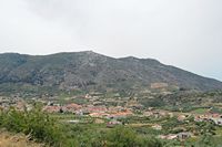 La ville d’Archanès en Crète. Archanes et le mont Giouchtas vus depuis les collines. Cliquer pour agrandir l'image dans Adobe Stock (nouvel onglet).