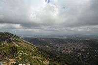 La ville d’Archanès en Crète. Le sommet Psili Koryfi et Archanes vus depuis le mont Giouchtas. Cliquer pour agrandir l'image dans Adobe Stock (nouvel onglet).