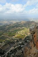La ville d’Archanès en Crète. La vue vers le nord-ouest depuis le mont Giouchtas. Cliquer pour agrandir l'image dans Adobe Stock (nouvel onglet).
