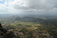 La ville d’Archanès en Crète. La vue vers l'ouest et Profitis Ilias depuis le mont Giouchtas. Cliquer pour agrandir l'image dans Adobe Stock (nouvel onglet).