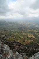 La ville d’Archanès en Crète. La vue vers le sud-est depuis le sommet Afendis Christos du mont Giouchtas. Cliquer pour agrandir l'image dans Adobe Stock (nouvel onglet).