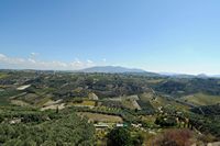 La ville d’Archanès en Crète. Le mont Giouchtas vu depuis le village de Voutès. Cliquer pour agrandir l'image dans Adobe Stock (nouvel onglet).