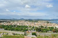 Le quartier de l’Esplanade de la ville de Corfou. Vue depuis la vieille forteresse. Cliquer pour agrandir l'image dans Adobe Stock (nouvel onglet).