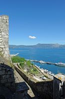 La nouvelle forteresse de la ville de Corfou. Le détroit de Corfou vu depuis la forteresse. Cliquer pour agrandir l'image dans Adobe Stock (nouvel onglet).