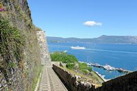 La nouvelle forteresse de la ville de Corfou. Le détroit de Corfou vu depuis la forteresse. Cliquer pour agrandir l'image dans Adobe Stock (nouvel onglet).