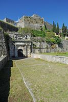 La nouvelle forteresse de la ville de Corfou. La porte du port (Porta Otturata) sous le bastion pentagonal. Cliquer pour agrandir l'image dans Adobe Stock (nouvel onglet).