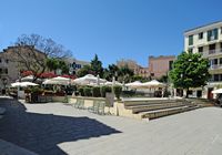 Le sud de la vieille ville de Corfou. La place Nicéphore Théotokis. Cliquer pour agrandir l'image dans Adobe Stock (nouvel onglet).