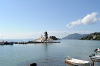 La presqu’île de Kanóni à Corfou. Le monastère de Vlacherna. Cliquer pour agrandir l'image dans Adobe Stock (nouvel onglet).