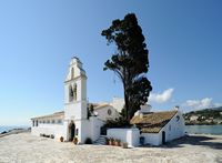 La presqu’île de Kanóni à Corfou. Le monastère de Vlacherna. Cliquer pour agrandir l'image dans Adobe Stock (nouvel onglet).