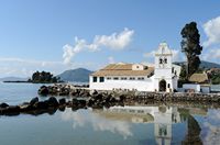 La presqu’île de Kanóni à Corfou. Le monastère de Vlacherna. Cliquer pour agrandir l'image dans Adobe Stock (nouvel onglet).
