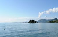 La presqu’île de Kanóni à Corfou. L'île de Pondikonissi. Cliquer pour agrandir l'image dans Adobe Stock (nouvel onglet).