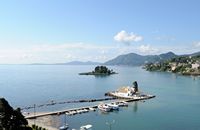 La presqu’île de Kanóni à Corfou. Le monastère de Vlacherna. Cliquer pour agrandir l'image dans Adobe Stock (nouvel onglet).