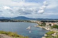 La presqu’île de Kanóni à Corfou. Vue depuis la vieille forteresse. Cliquer pour agrandir l'image dans Adobe Stock (nouvel onglet).