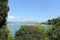 La presqu’île de Kanóni à Corfou. La lagune de Chalikiopoulos vue depuis l'île de Pondikonissi. Cliquer pour agrandir l'image dans Adobe Stock (nouvel onglet).