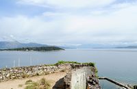 La vieille forteresse de la ville de Corfou. La porte de Mandraki. Cliquer pour agrandir l'image dans Adobe Stock (nouvel onglet).