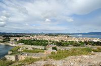 La vieille forteresse de la ville de Corfou. La douve de la mer et le fossé de la terre. Cliquer pour agrandir l'image dans Adobe Stock (nouvel onglet).