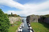La vieille forteresse de la ville de Corfou. La douve de la mer et le bastion de Martinengo. Cliquer pour agrandir l'image dans Adobe Stock (nouvel onglet).
