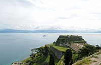 La vieille forteresse de la ville de Corfou. La tour de la mer vue depuis la tour de la terre. Cliquer pour agrandir l'image dans Adobe Stock (nouvel onglet).