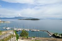 La vieille forteresse de la ville de Corfou. L'île de Vido vue depuis la forteresse. Cliquer pour agrandir l'image dans Adobe Stock (nouvel onglet).