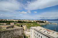 La vieille forteresse de la ville de Corfou. Le fort Campana et la caserne des officiers anglais. Cliquer pour agrandir l'image dans Adobe Stock (nouvel onglet).