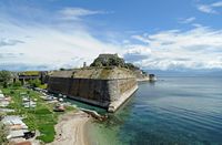 La vieille forteresse de la ville de Corfou. Vue depuis le sud de l'esplanade. Cliquer pour agrandir l'image dans Adobe Stock (nouvel onglet).