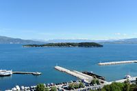 La ville de Corfou. L'île de Vido vue depuis la nouvelle forteresse. Cliquer pour agrandir l'image dans Adobe Stock (nouvel onglet).