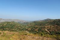 La ville d'Évangélismos en Crète. Vue vers le nord-ouest et Knossos depuis le site de Lyctos. Cliquer pour agrandir l'image dans Adobe Stock (nouvel onglet).