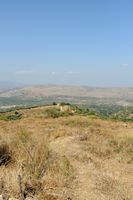 La ville d'Évangélismos en Crète. Vue vers le nord-ouest, dans la direction de Cnossos, depuis le site de Lyctos. Cliquer pour agrandir l'image dans Adobe Stock (nouvel onglet).