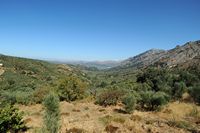 La ville d'Évangélismos en Crète. Vue sur la vallée d'Avdou depuis l'aqueduc romain à Tichos. Cliquer pour agrandir l'image dans Adobe Stock (nouvel onglet).