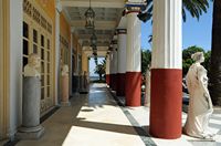 L’Achilleion, le palais de Sissi à Corfou. Le portique des Muses. Cliquer pour agrandir l'image dans Adobe Stock (nouvel onglet).