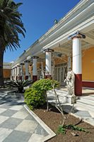 L’Achilleion, le palais de Sissi à Corfou. Le portique des Muses. Cliquer pour agrandir l'image dans Adobe Stock (nouvel onglet).
