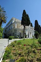 L’Achilleion, le palais de Sissi à Corfou. Vu depuis l'entrée. Cliquer pour agrandir l'image dans Adobe Stock (nouvel onglet).