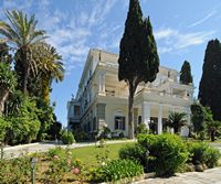 L’Achilleion, le palais de Sissi à Corfou. La façade du palais. Cliquer pour agrandir l'image dans Adobe Stock (nouvel onglet).