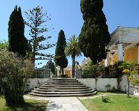 L’Achilleion, le palais de Sissi à Corfou. Statues des assaillants. Cliquer pour agrandir l'image dans Adobe Stock (nouvel onglet).