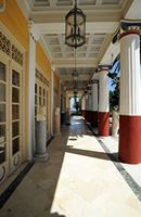 L’Achilleion, le palais de Sissi à Corfou. Le portique des Muses. Cliquer pour agrandir l'image dans Adobe Stock (nouvel onglet).