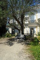L’Achilleion, le palais de Sissi à Corfou. Banc de marbre dans les jardins. Cliquer pour agrandir l'image dans Adobe Stock (nouvel onglet).